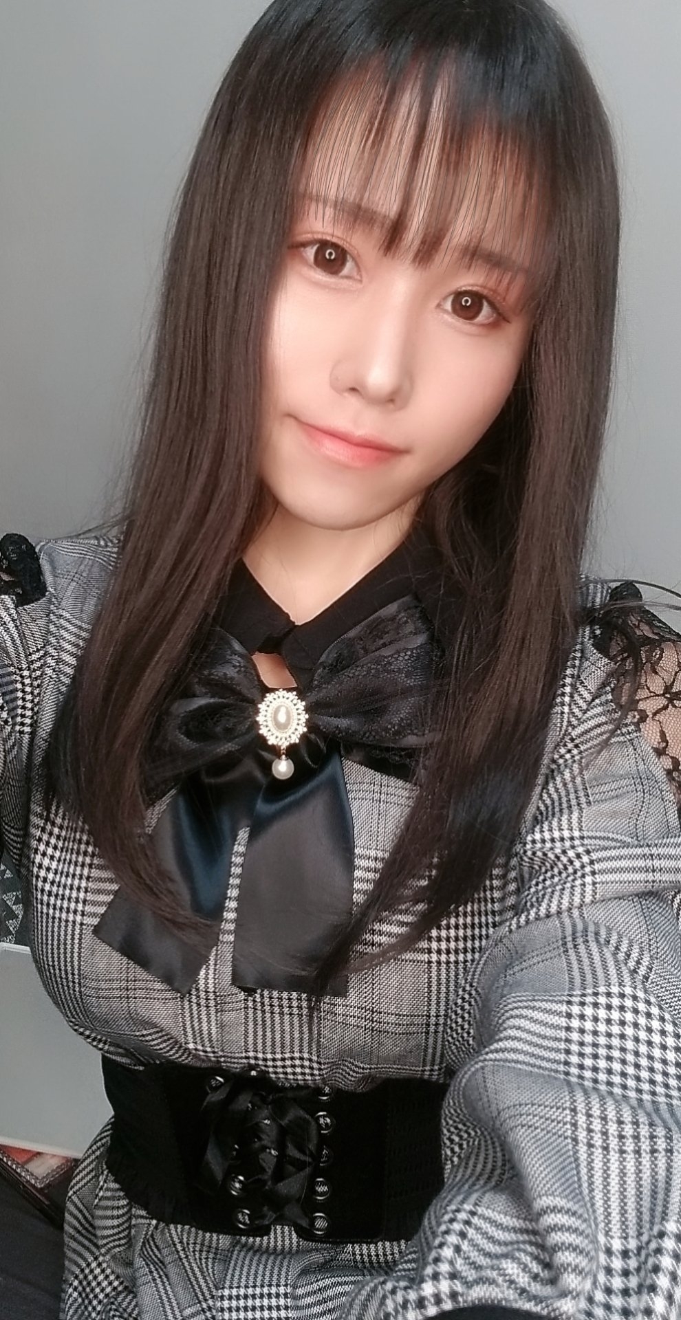 尖尖嘅瓜子臉同露出笑容甜美嘅櫻桃小嘴,簡直迷倒唔少人