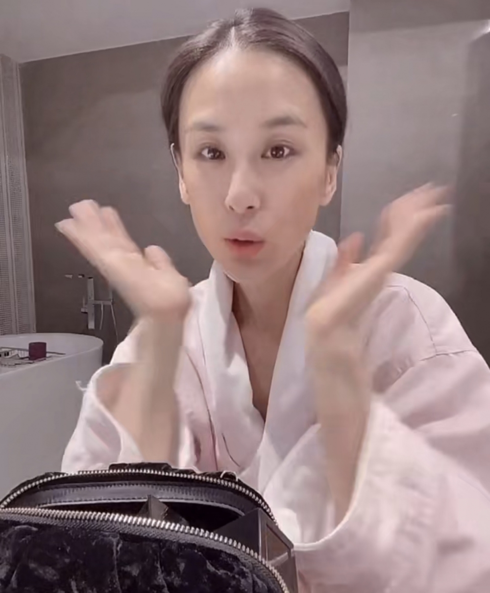 眼睛顯得無神