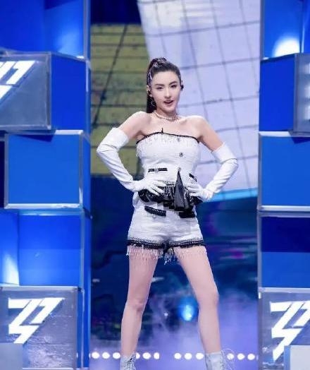 張柏芝喺節目初期已獲網民評為「盛世美貌」,但到後來因為唱跳實力有限,所以開始引嚟非議