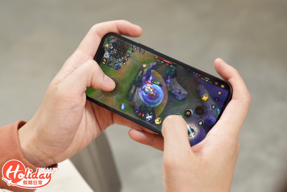 於iPhone 12下試玩，其Super Retina XDR高解像度螢幕呈現最高質畫面