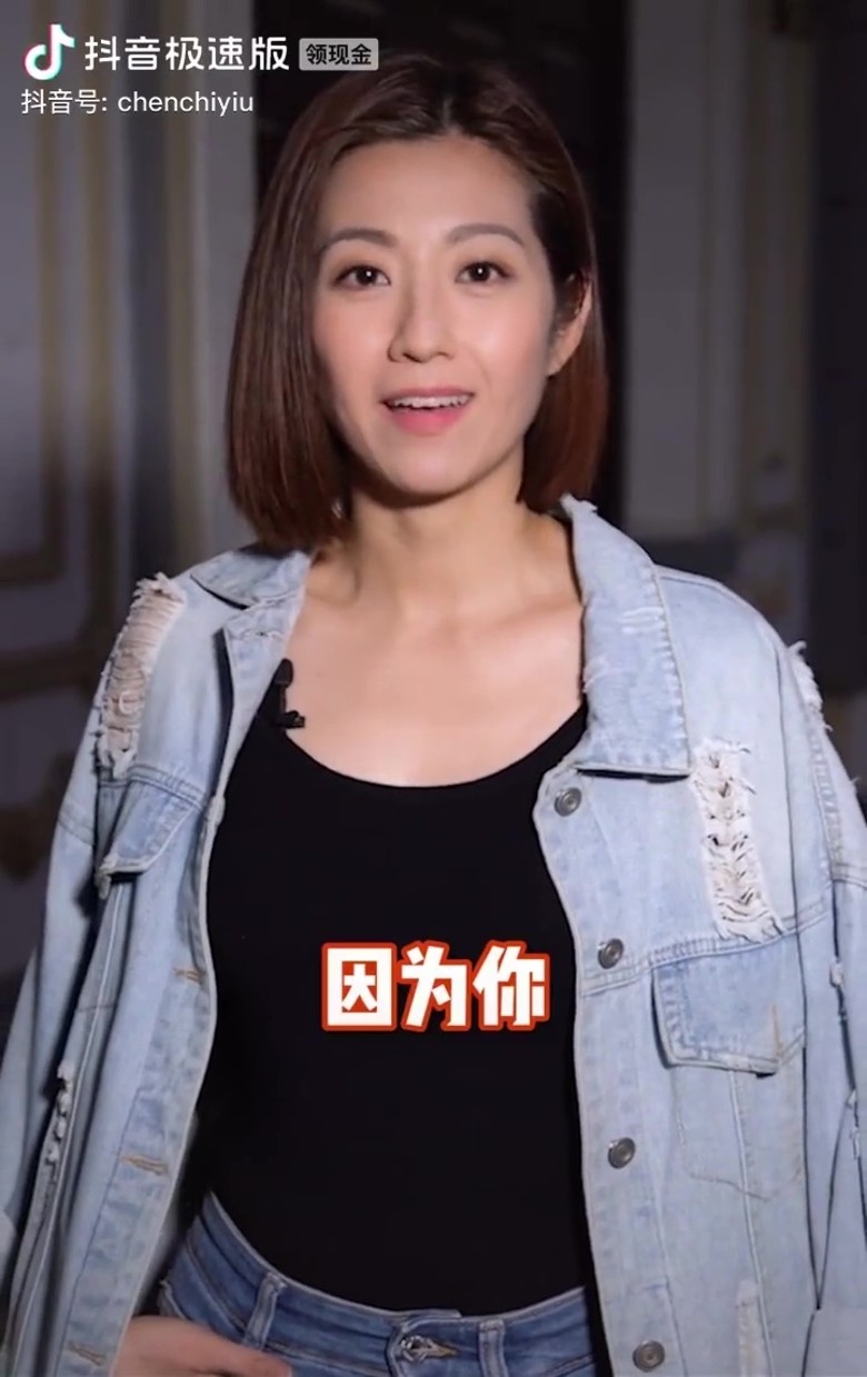 片中 Yoyo 身穿黑色披上牛仔外套