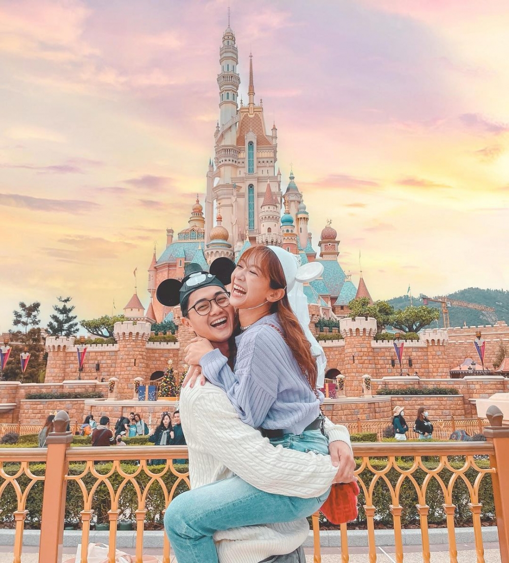 鄭俊弘同何雁詩上年11月結婚後經常夫妻檔出席活動