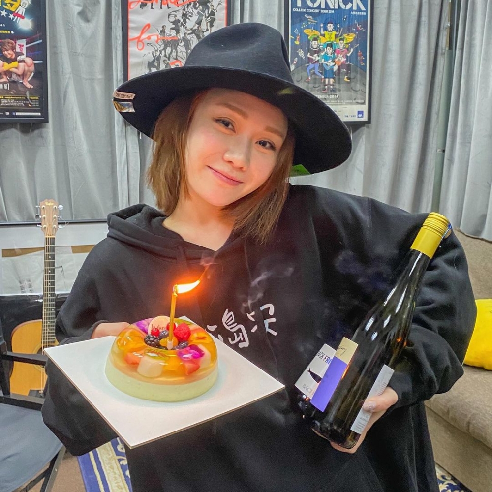 譚杏藍YouTube主要係拍美妝片，其實佢2009年參加咗第一屆《亞洲星光大道》