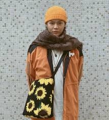 保錡嘅個人品牌「Ø beginning 1」曾出售過一款向日葵斜孭袋,賣$450