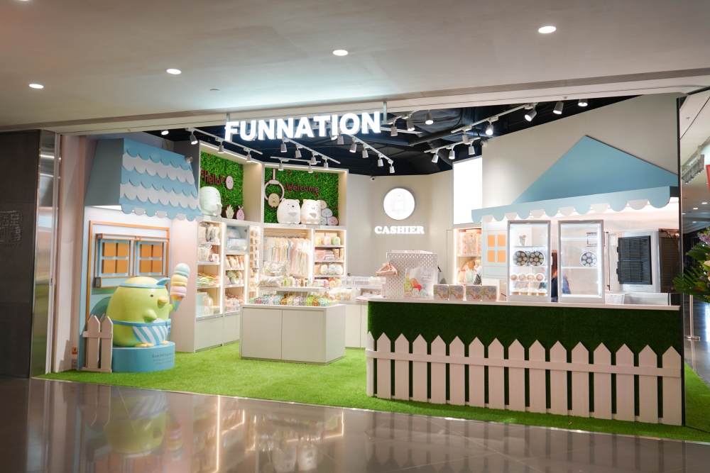 全新角落生物主題店登陸銅鑼灣時代廣場,店舖以淺藍、白兩色及草地為主調。