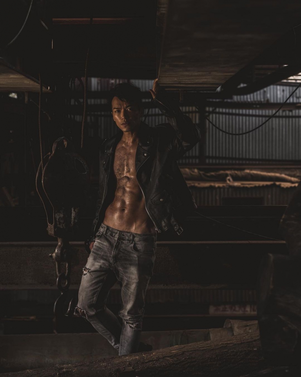 相中許家傑赤裸上身,大騷結實嘅腹肌同人魚線,再加上皮褸同破牛仔褲,型得嚟又帶有少少不羈流感覺。