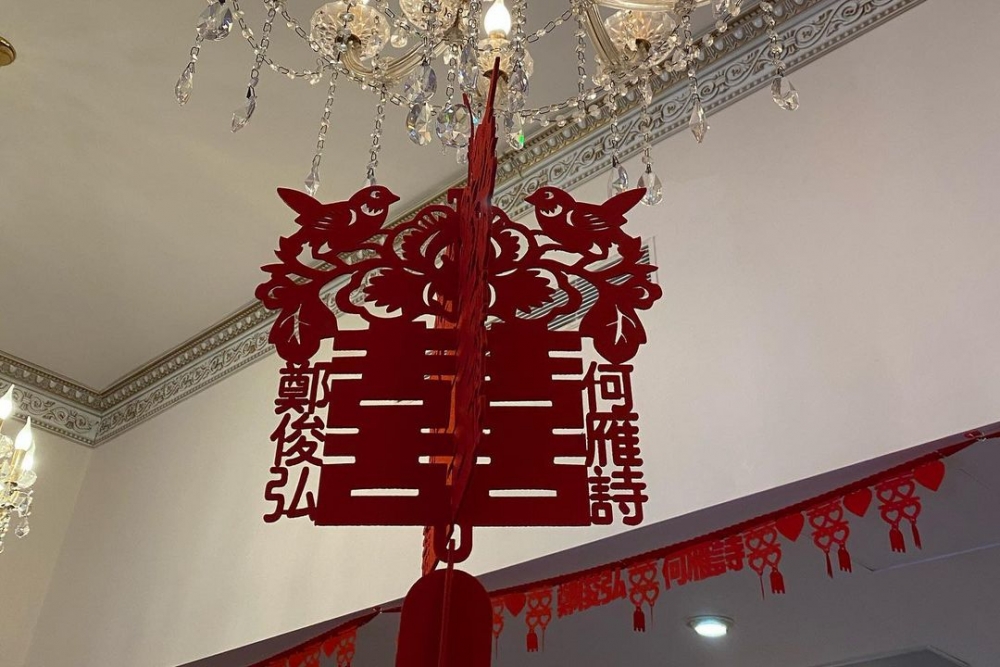 水晶燈等裝飾透露出屋主嘅家境優越。