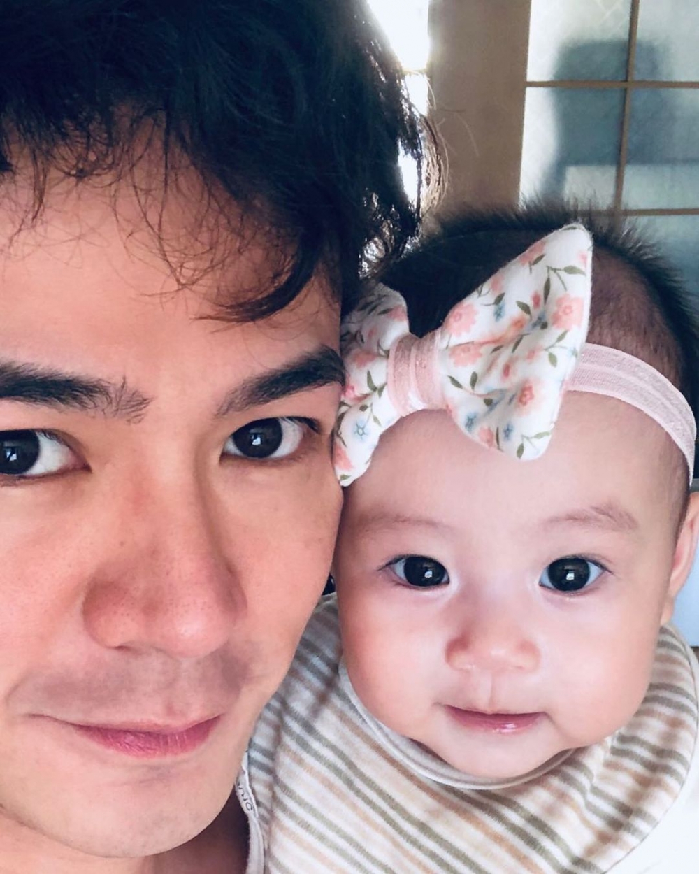 唔少網民都話小珍珠同爸爸好似樣,尤其係一雙眼睛