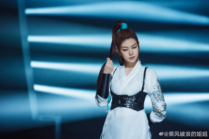 濃豔眼妝令眼尾上揚,成個人多咗幾分妖媚感覺