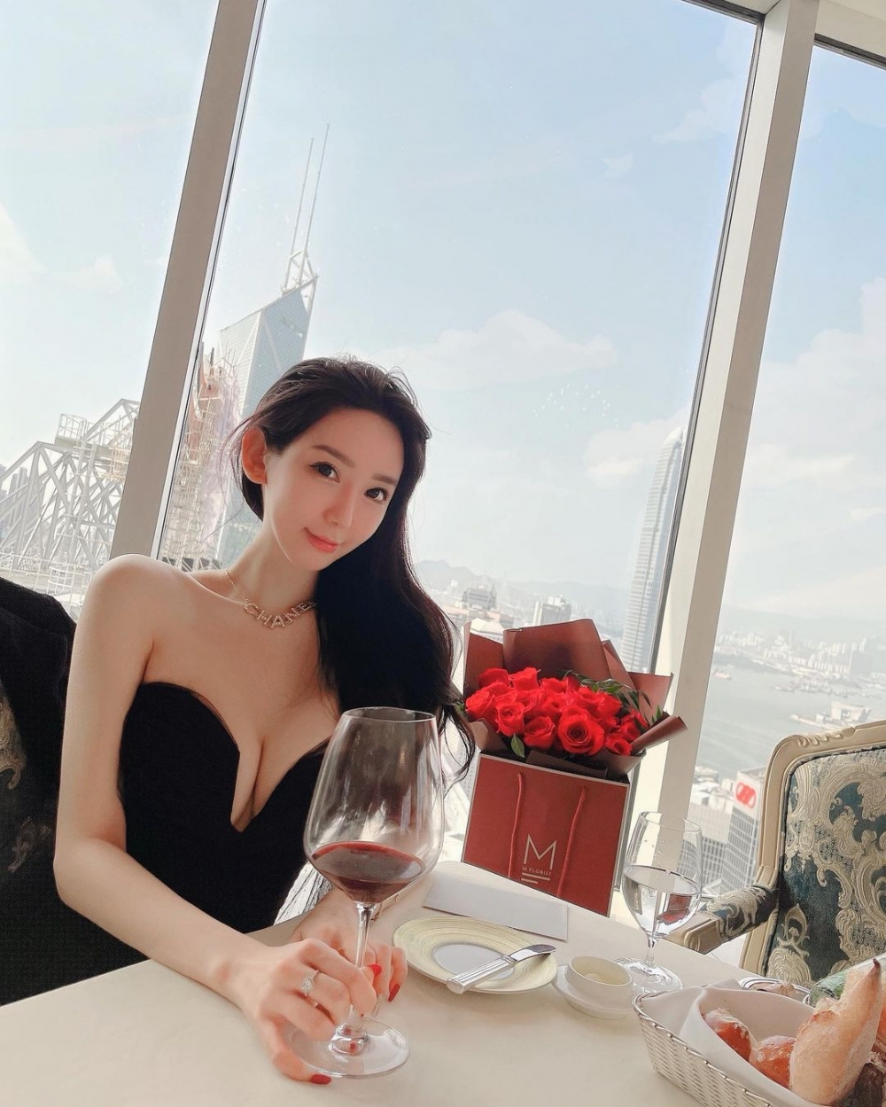 Cammi一襲低胸裙大騷身材,加上Chanel名牌頸鏈同戴喺中指嘅巨鑽戒指