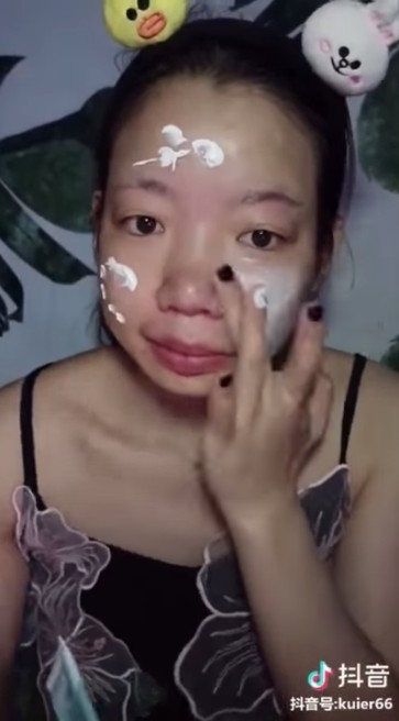 先塗上防曬隔離霜,再以塗上粉底