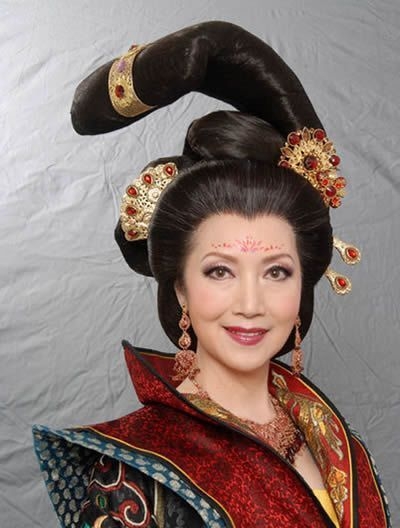 依個造型係還原當時唐朝所流行嘅髮髻「拋家髻」嚟