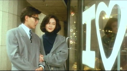 當年喺娛樂圈屬天然美女,更被人形容佢嘅靚係「持靚行兇」,堪稱顏值巔峰。