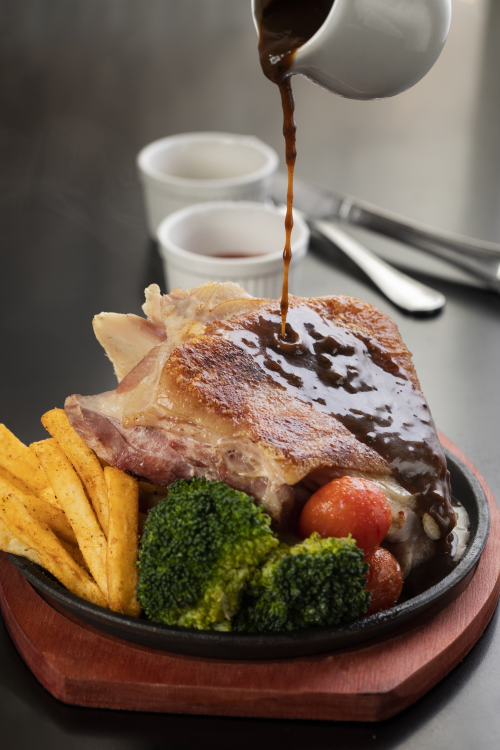 鐵板慢煮黑椒豬手