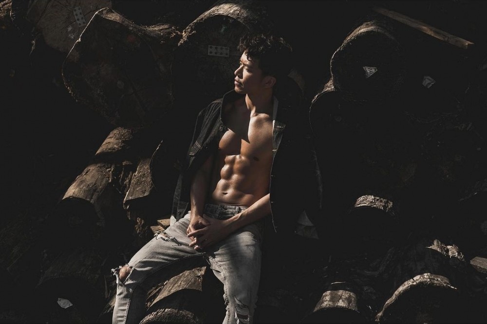 依輯性感騷肌相係出自黃嘉樂嘅攝影師女友 Samantha 之手。