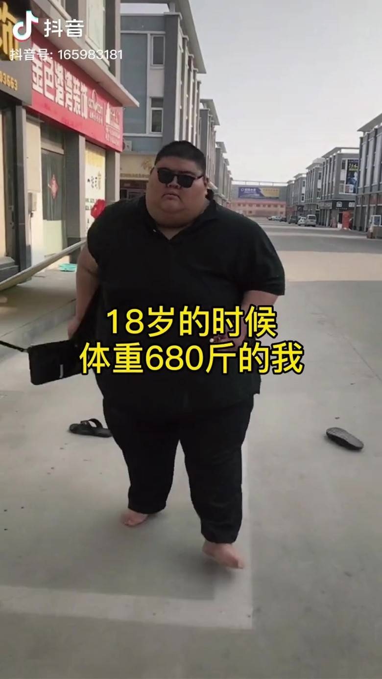 王浩楠曾體重逾 700 磅，被稱為「中國第一胖」