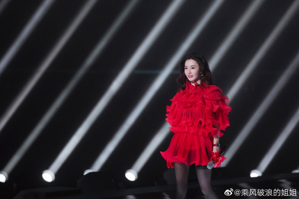 選秀節目《乘風破浪的姐姐2》請咗唔少30歲以上女藝人出演,其中為港人熟悉嘅出演者有容祖兒同張柏芝兩位。