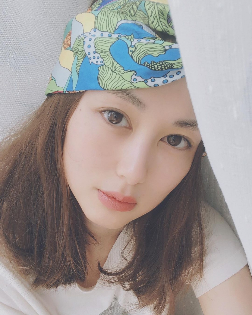 岑麗香大方公開素顏,超近鏡下帶有一啲混血感覺。