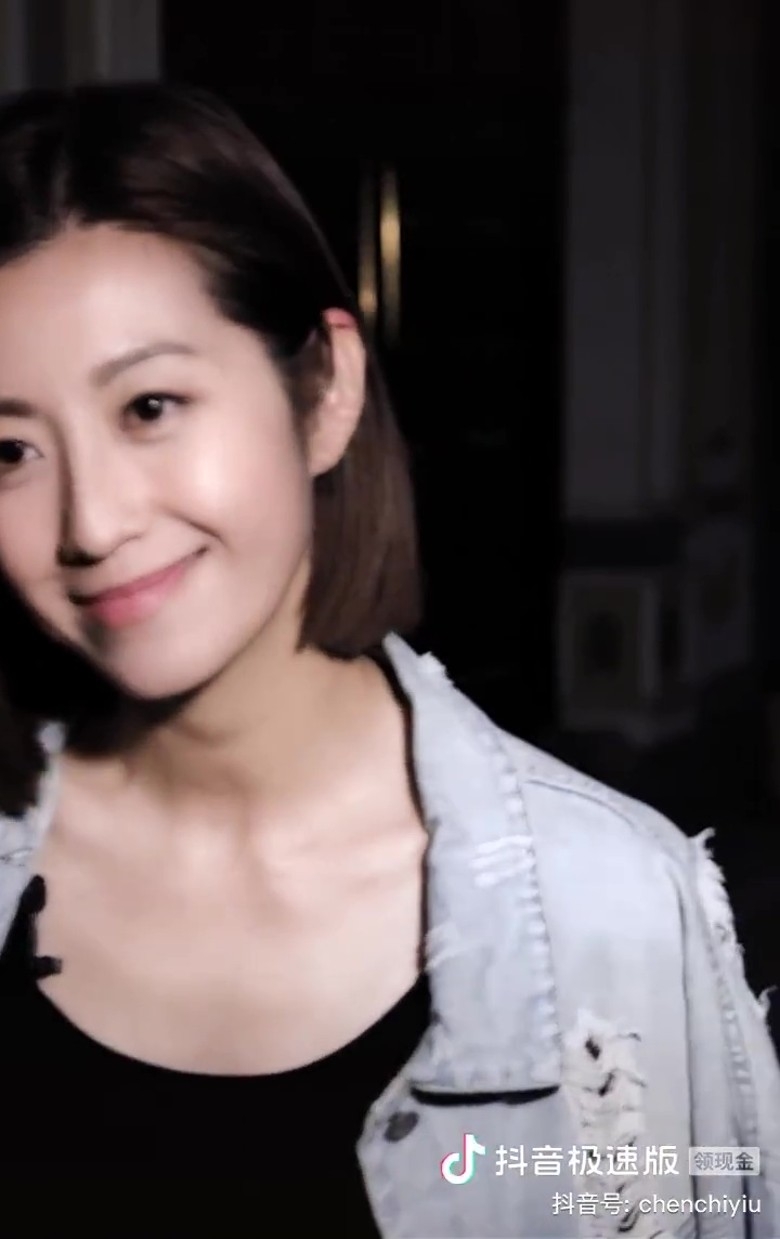 最後加上一個冷笑高傲表情