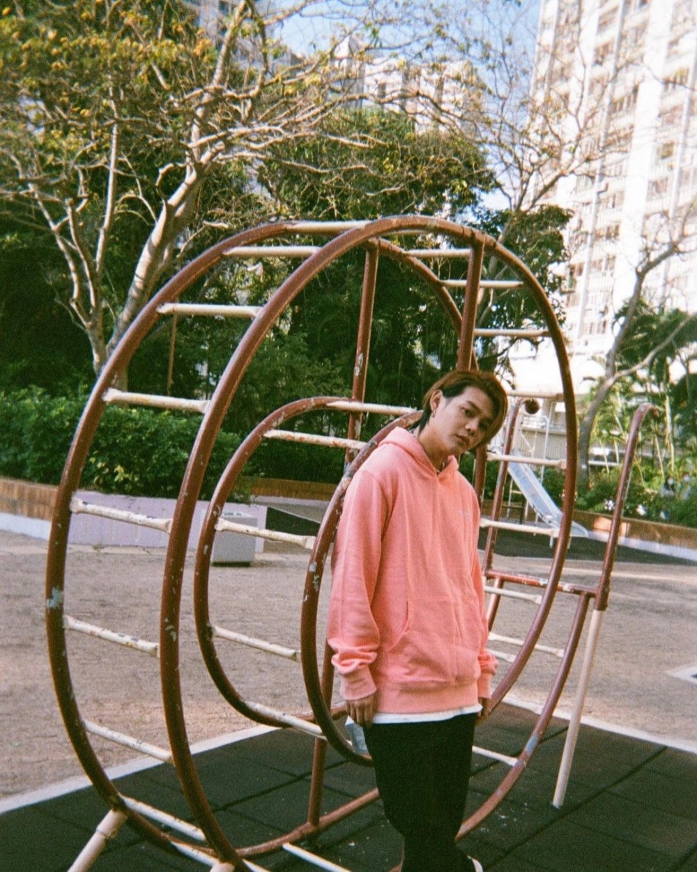 網民指佢以淘寶貨當自家品牌,事後呢款向日葵斜孭袋已無再喺保錡個人品牌網店上出現。