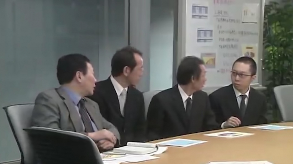 話說喺日本留學期間，大J(最右)去咗間藝人事務所應徵，結果成功簽約