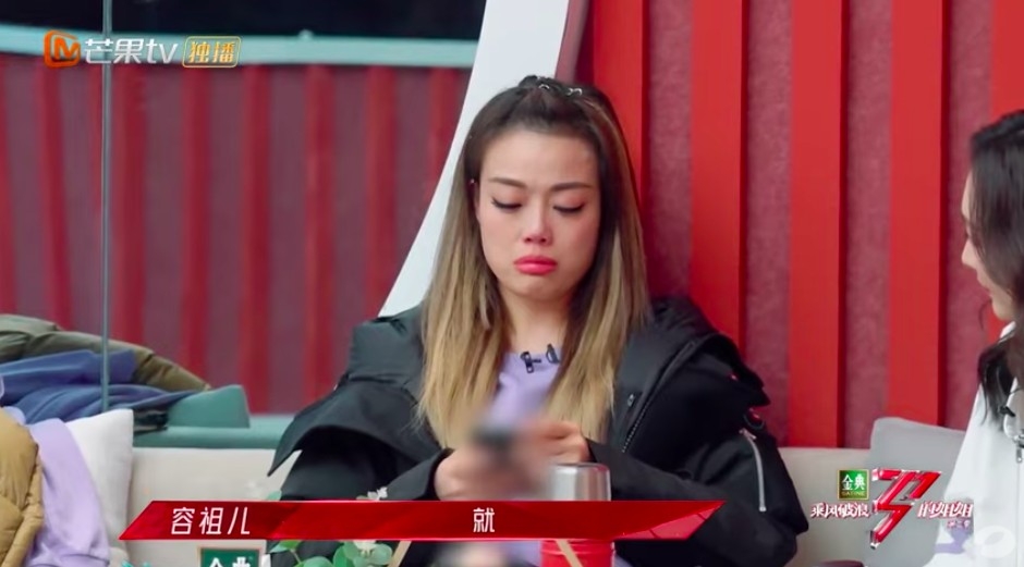 隨後那英亦走過嚟問咩事,雖然容祖兒不停咁話無事,指係情緒排解嘅過程