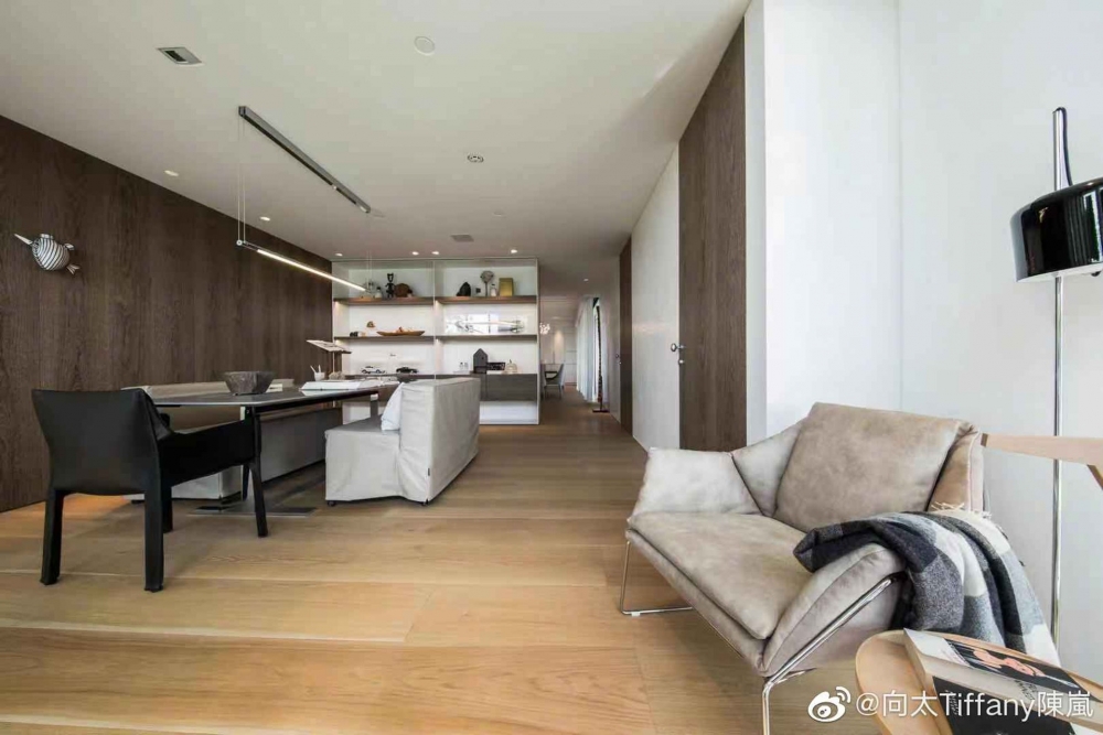偏廳相當大,全屋擺放多張梳化,感覺舒適