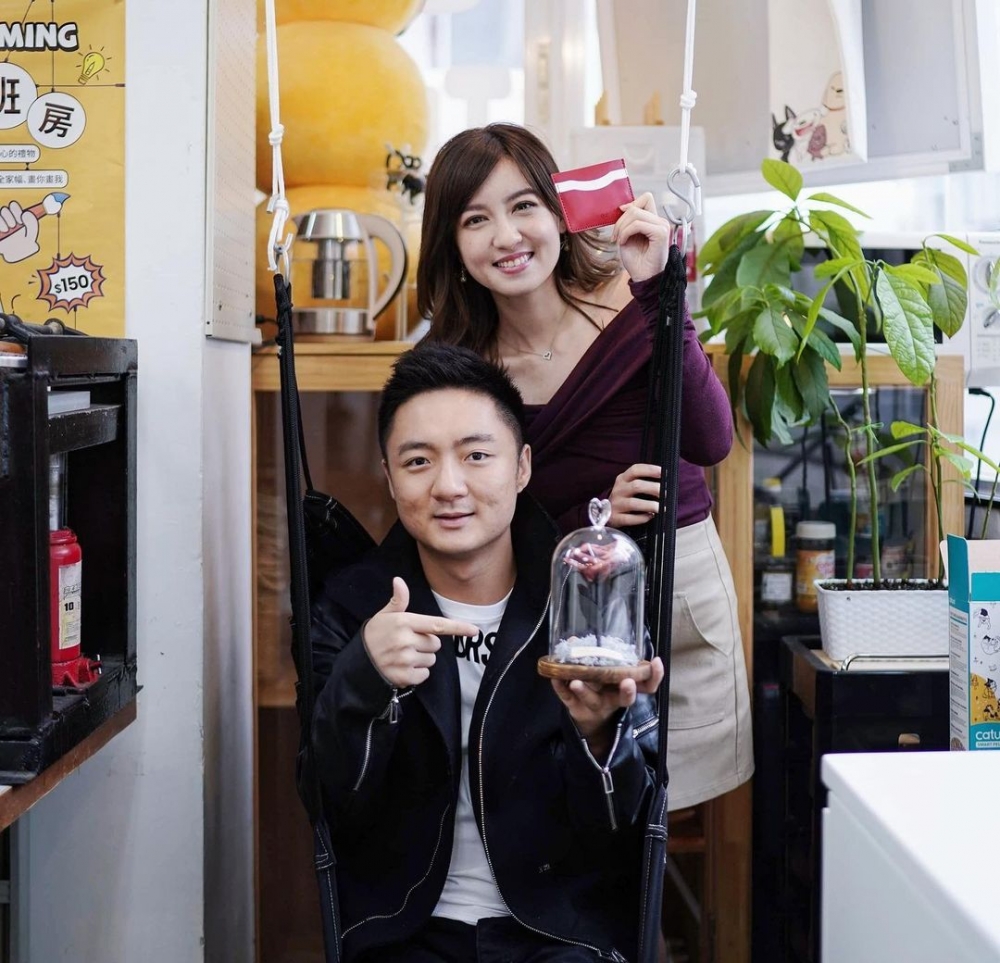 鍾培生同「新聞小花」陳嘉倩齊齊DIY互相整禮物送畀對方。