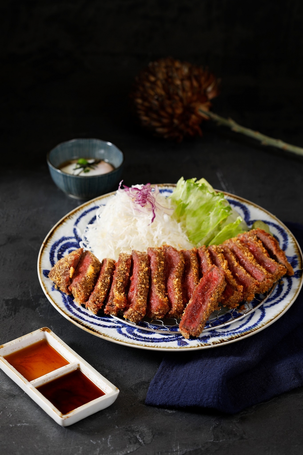 京都勝牛「牛カツ京都勝牛」為日本深受歡迎的吉列牛專門店，主打供應各個部位的吉列牛，高溫下快炸60秒，確保炸物變得酥脆金黃。