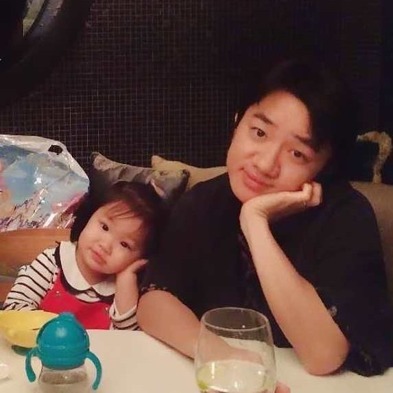 王祖藍曾post出同女兒合照,相中兩父女一樣pose、一樣表情