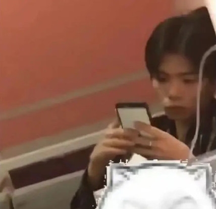 七鶴大人嘴頗為突出,下巴偏方