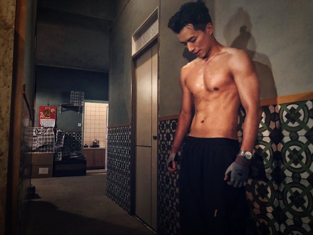 許家傑近日喺 IG 大晒腹肌同人魚線,吸睛程度真係爆晒燈呀!