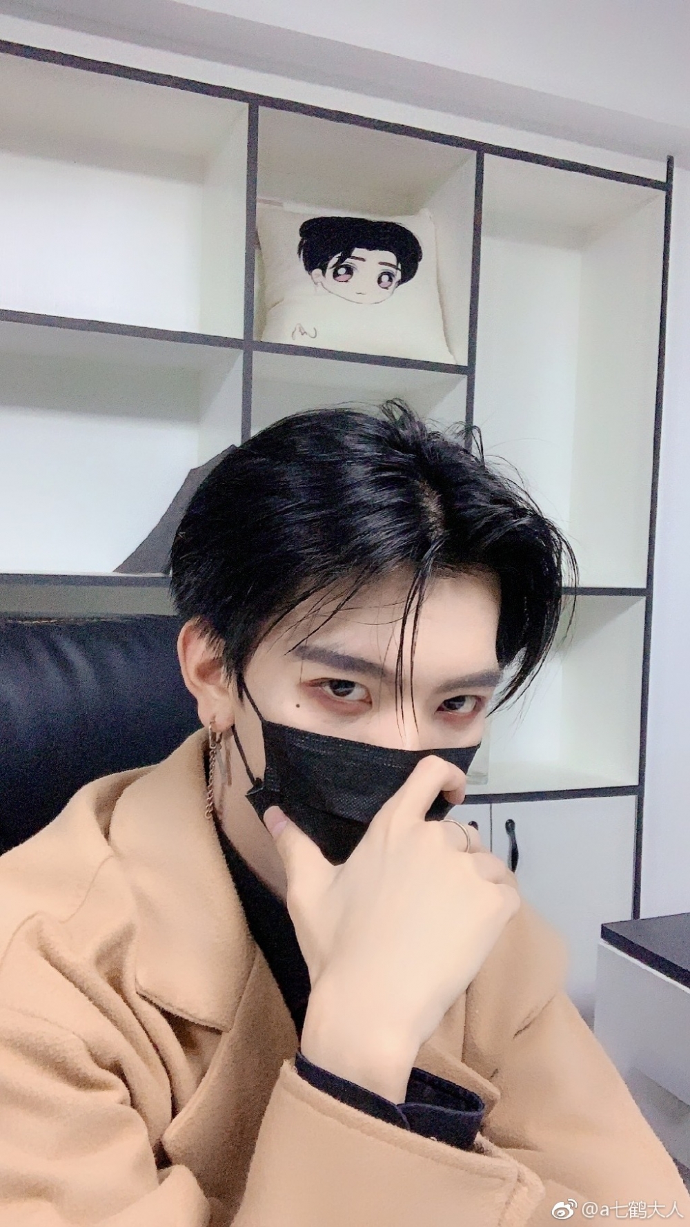 有fans發現七鶴大人平時經常戴黑色口罩,佢會喺鼻樑位置打白色Highlight「自製高鼻」,以顯得自己輪廓更為深邃。