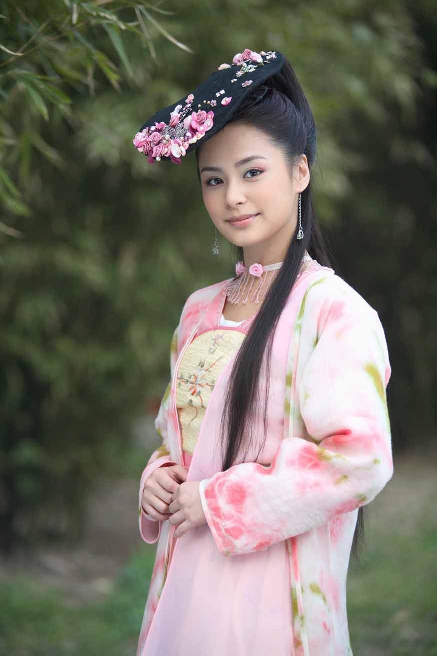 鍾欣潼（阿嬌）喺《浣花洗劍錄》飾演嘅珠兒雖然擁有美貌，但就因為其造型而被毀掉