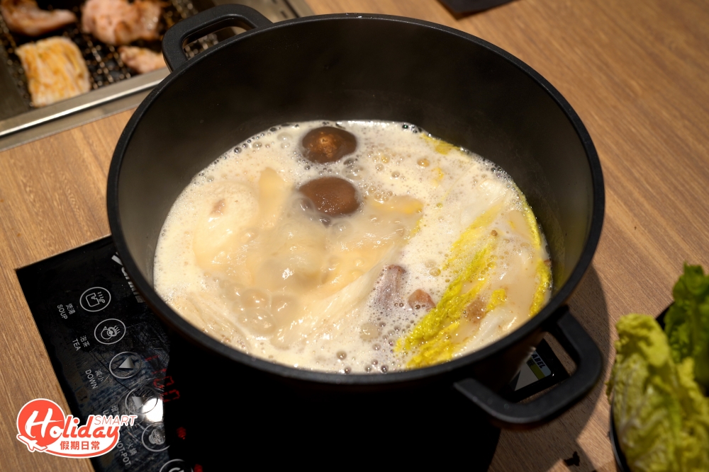 特別推介牛骨cappuccino,以大量牛骨、牛尾、雞骨等熬煮6小時而成,湯底表面有一層幼細泡沫,湯頭味道清甜。