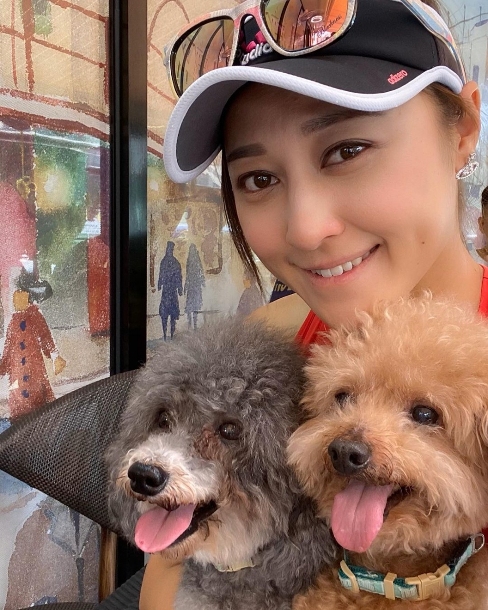 Cindy 唔止養咗一隻狗狗，係一個愛狗之人