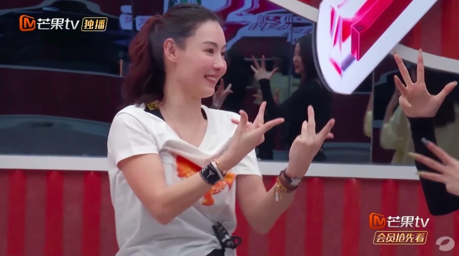 手指點都做唔啱,明明係蘭花手,但做出「雞爪」嘅感覺。