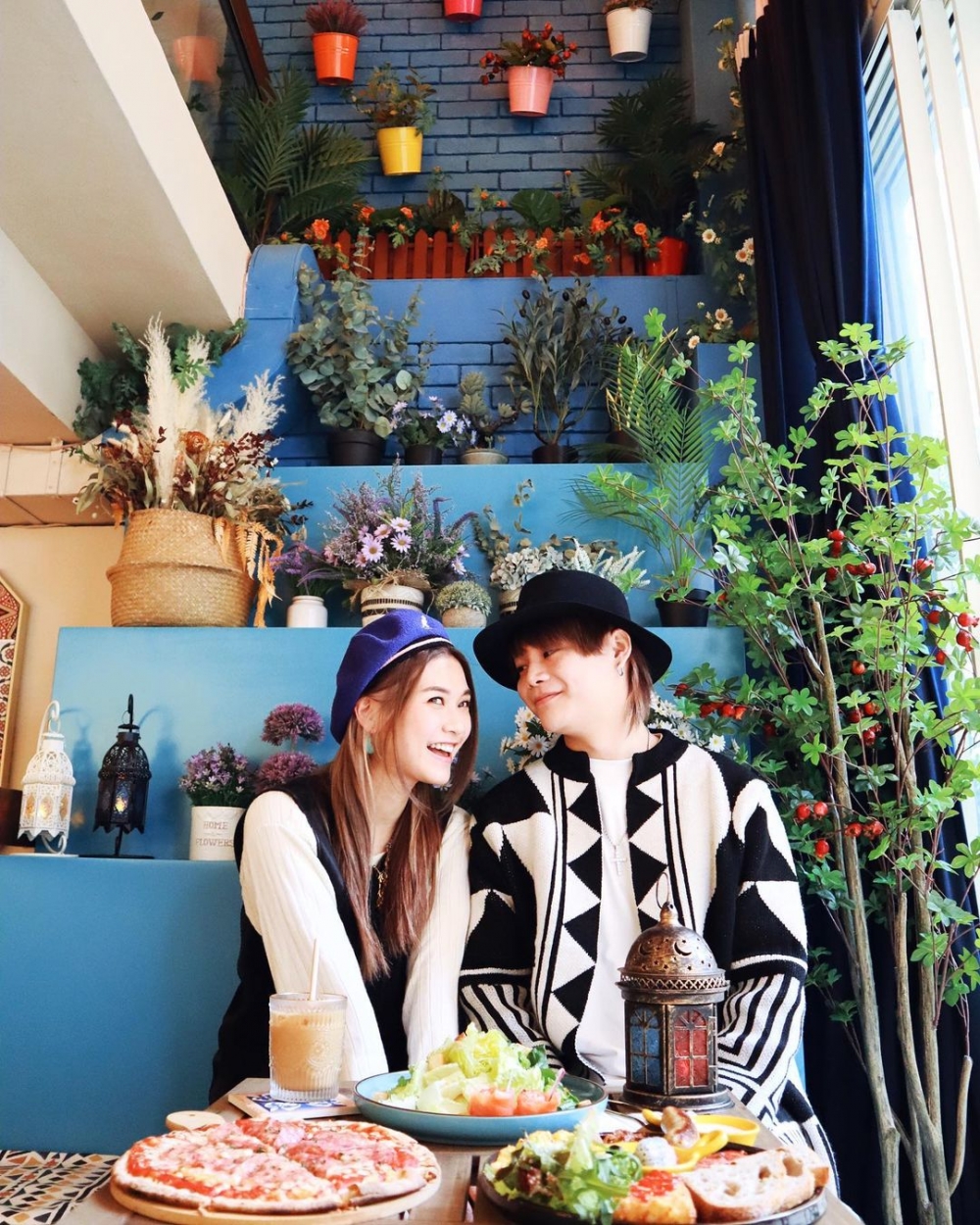 佢同女友沙律一齊開 live 