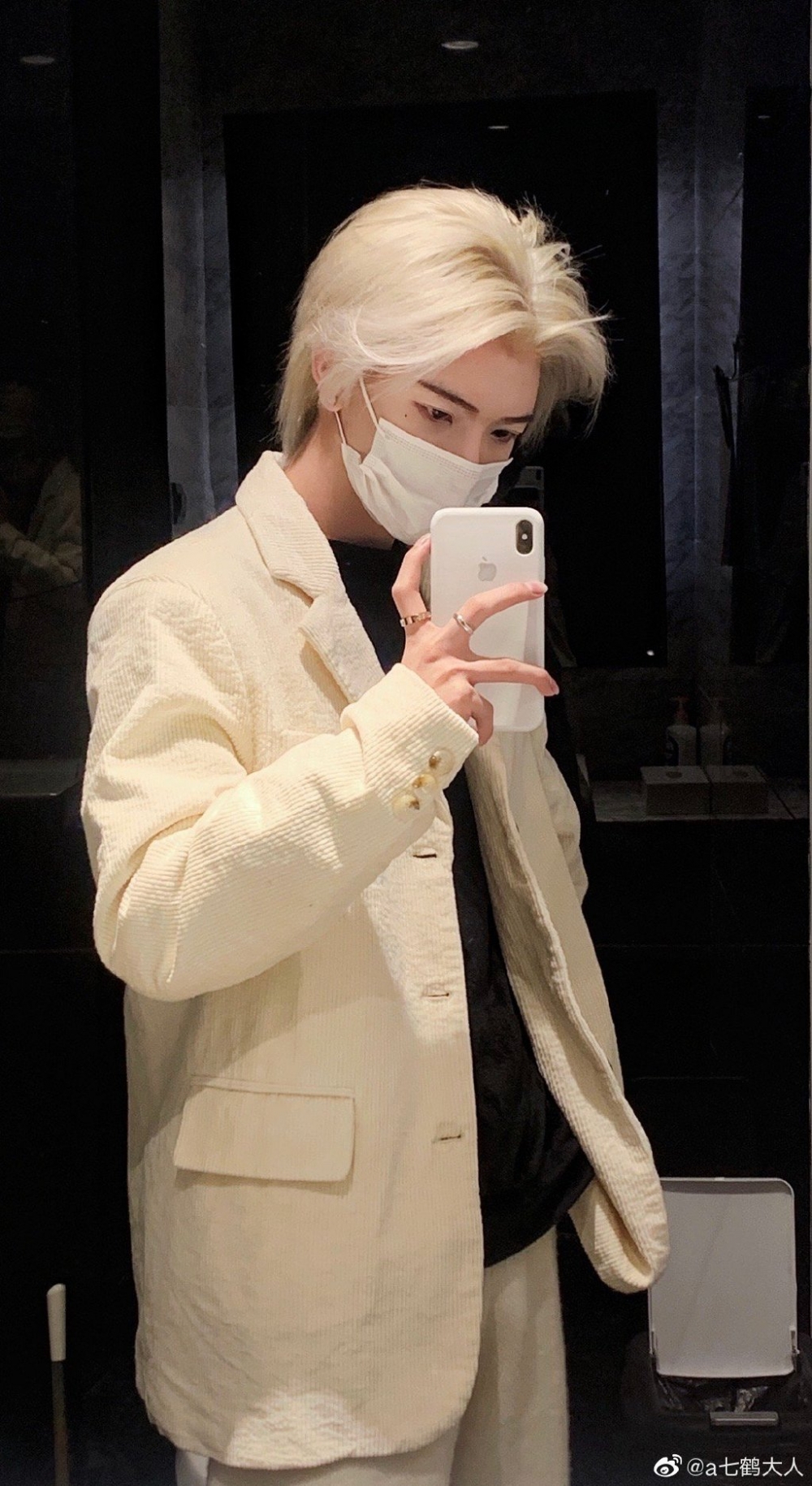 七鶴大人露出嘅眉眼精緻,加上打扮似韓星,染白金髮型,更獲fans封為「中國G-Dragon」。
