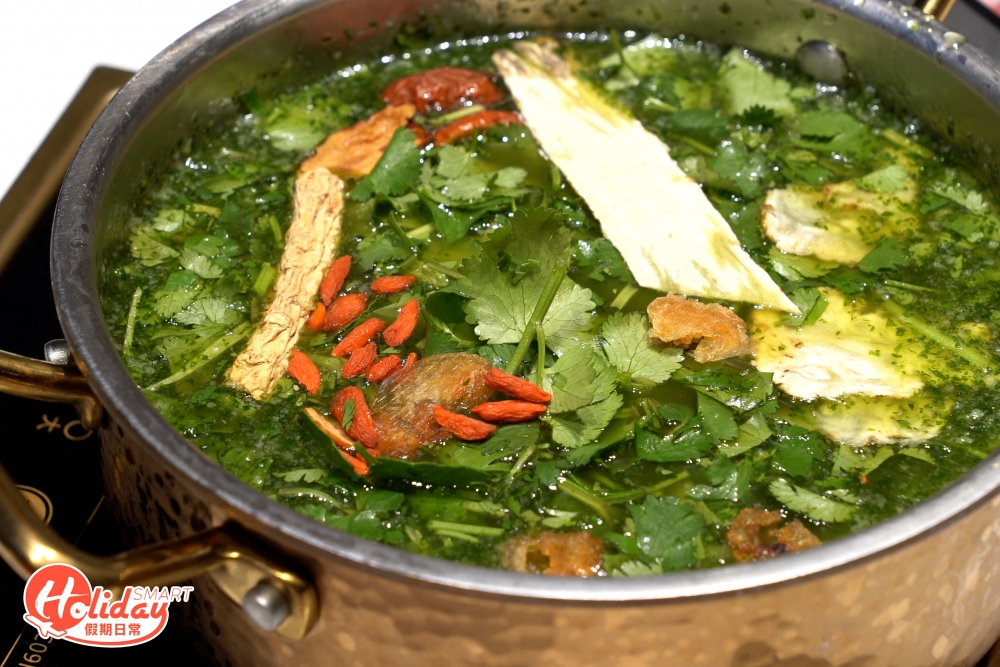 芫荽湯底充滿濃濃荽味,翠綠芫荽碎鋪滿表面,飲落清香誘人。