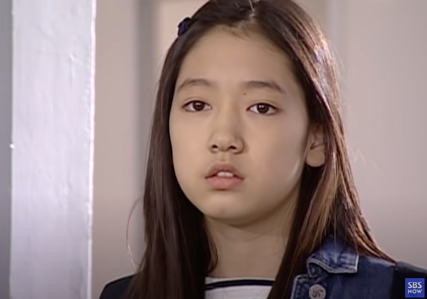 朴信惠嘅第一部影視作品就係港人非常熟悉嘅《天國的階梯》，朴信惠喺劇中飾演「韓靜書」（崔智友 飾）嘅少年時期，成功憑此劇打開知名度。