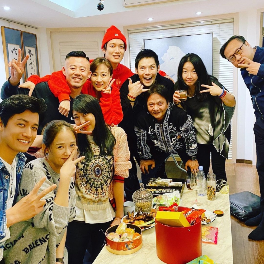 陳喬恩雖然舉 V 遮住半張素顏樣，但依然難掩佢嘅歲月痕跡