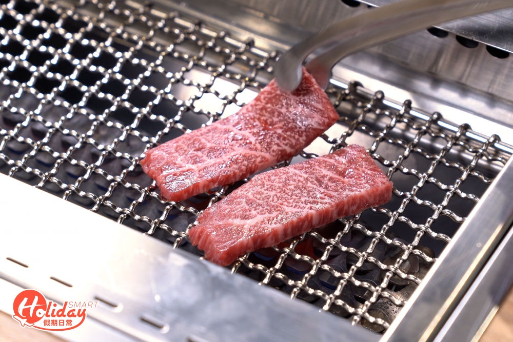 由日本純種黑毛配種而來的澳洲樂天和牛,配有獨特穀飼過程,肉質呈現紅潤色澤。
