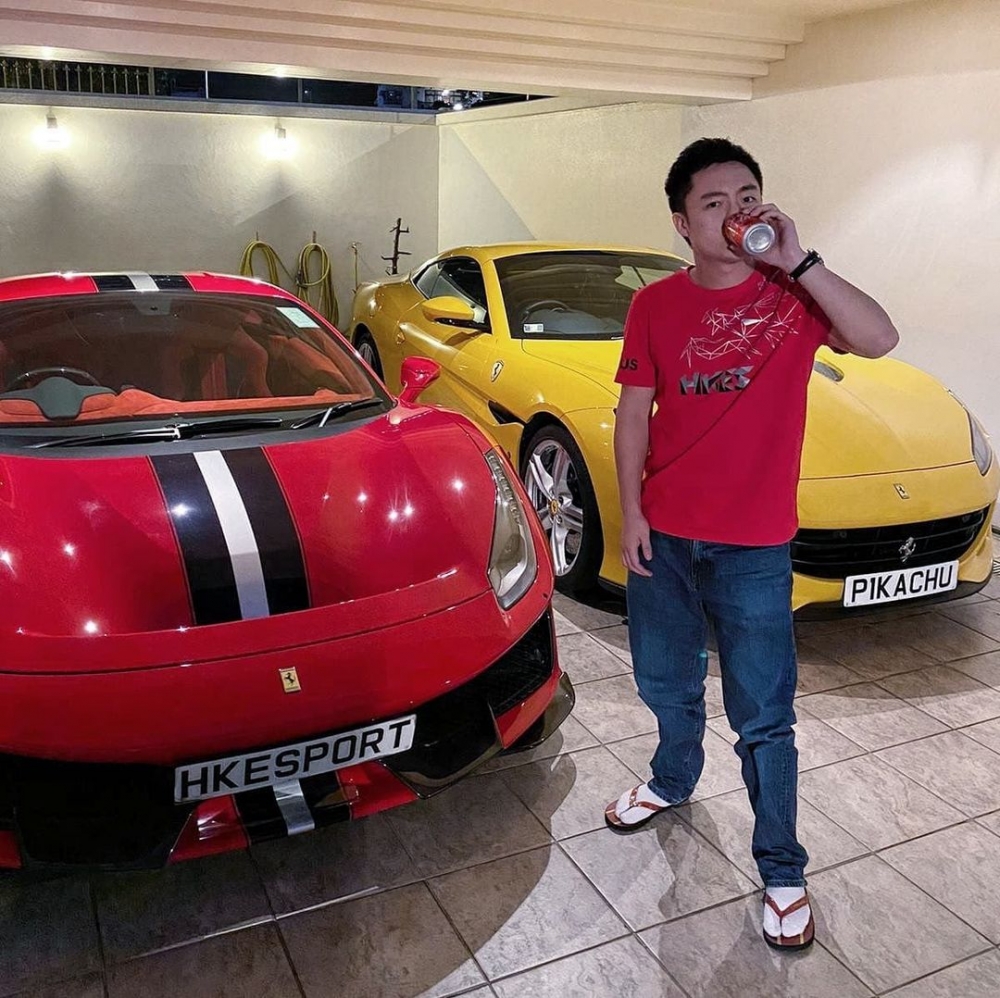 車庫亦有多部名車如法拉利。