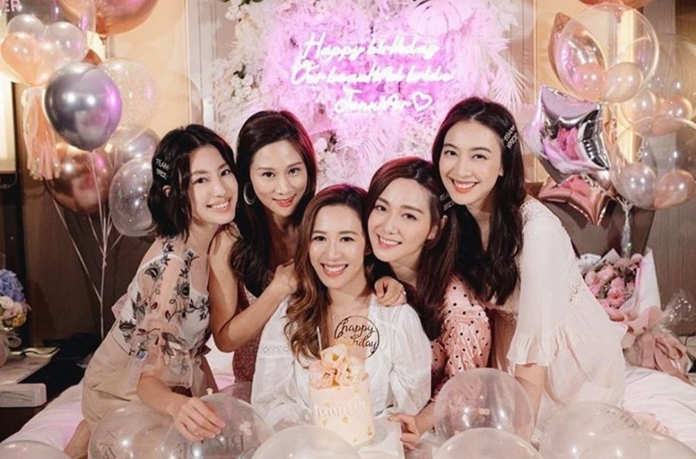 朱千雪、湯洛雯、岑杏賢、蔣家旻同張嘉兒喺圈中獲稱「2Line黨」