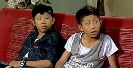 大陸情景喜劇《家有兒女》中侯祥已18歲,仲做初中生。