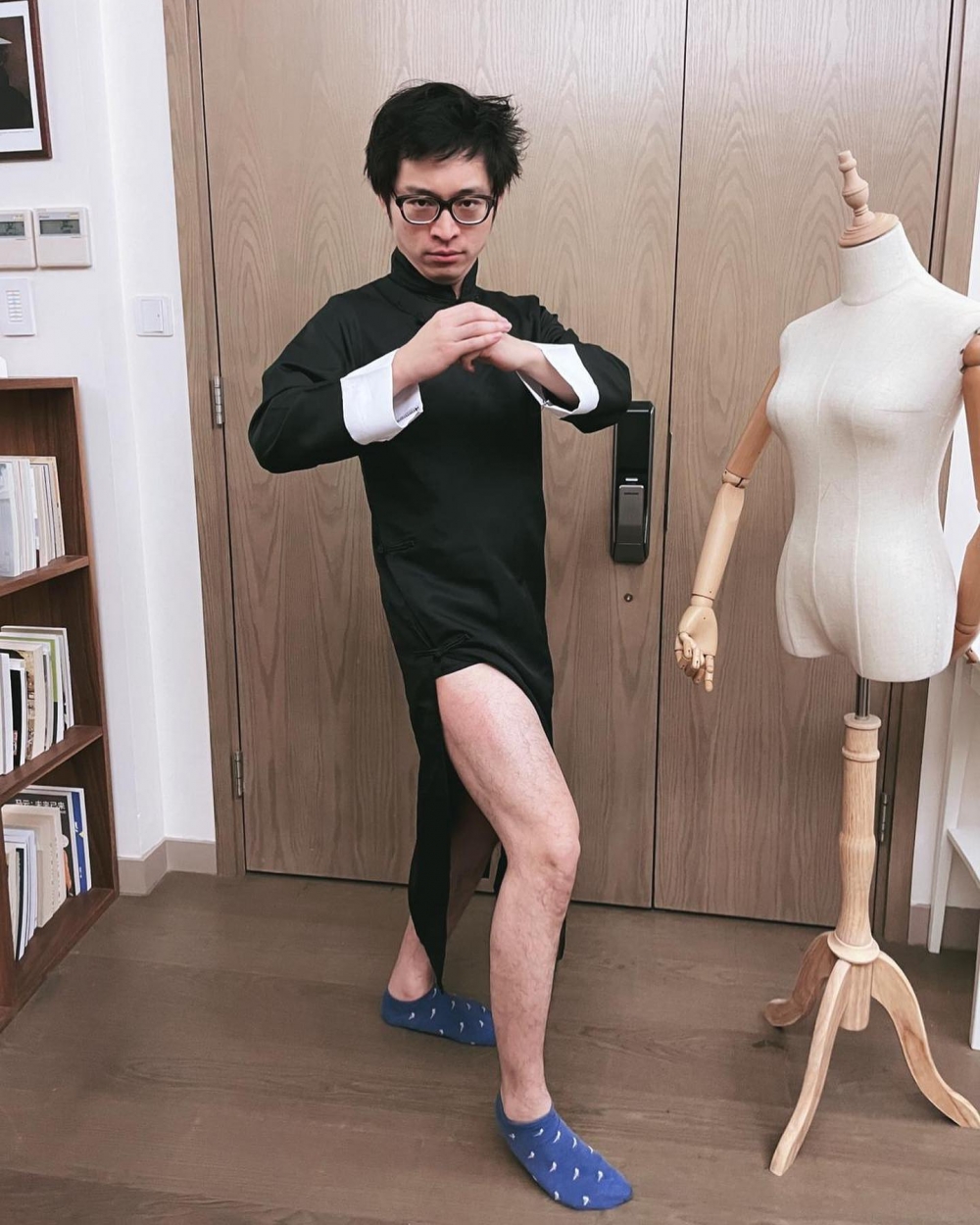 林作正式向有拳王「轟炸機」之稱嘅資深搏擊教練向柏榮拜師學藝。