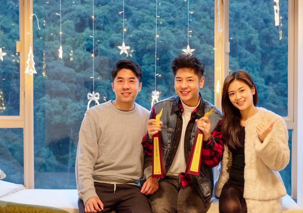 Alfred 同哥哥、阿嫂一齊慶祝拎獎,家庭生活愉快