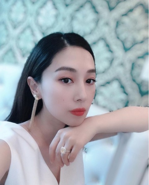 賈曉晨喺擔任完味之天使後就轉移重心喺拍劇/電影上