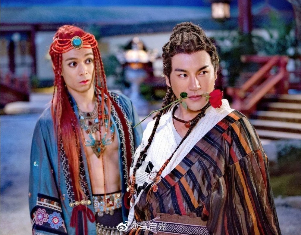 而同樣係紅髮不過就鬢辮嘅造型，配上黑眼圈妝容，就算「中門大開」show 肌一眾網友都話接受唔到呀！